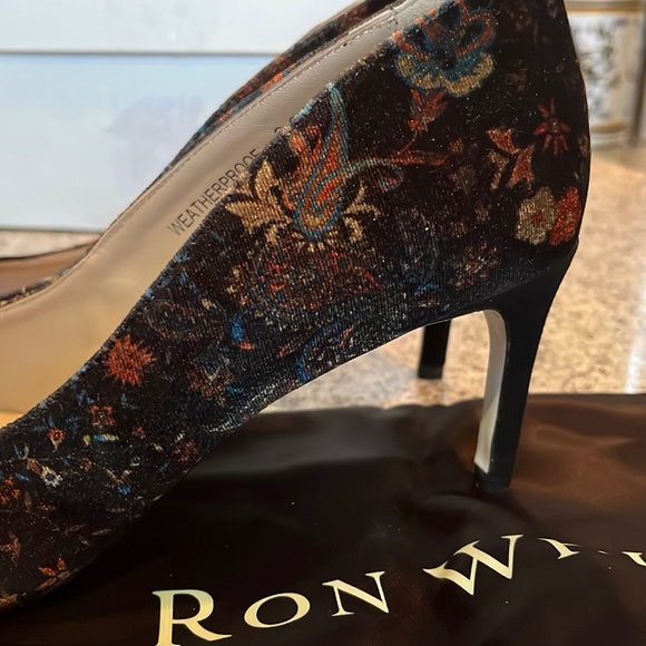 RON WHITE Cindy Geisha Printed Velvet Heels 7.5/EU 38 - Picture 2 of 5